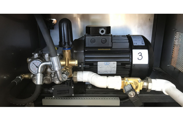 Установка 3 насоса 100 л/мин 150 бар 85 С с подачей 2-х моющих средств + насос для мойки люков.