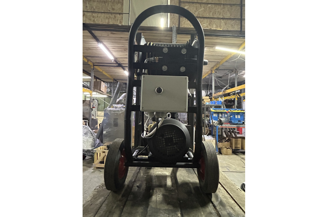 АВД Тритон AR 15/200 VRT 5.5 T (на тележке с барабаном, манометр, электрика с теплозащитой )