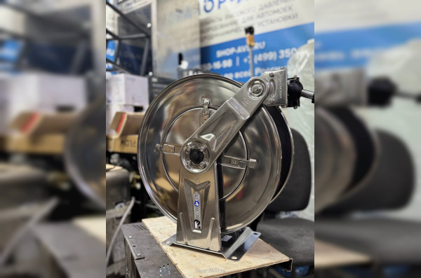 Инерционная катушка для шланга (20 метров, 22 × 1,5)