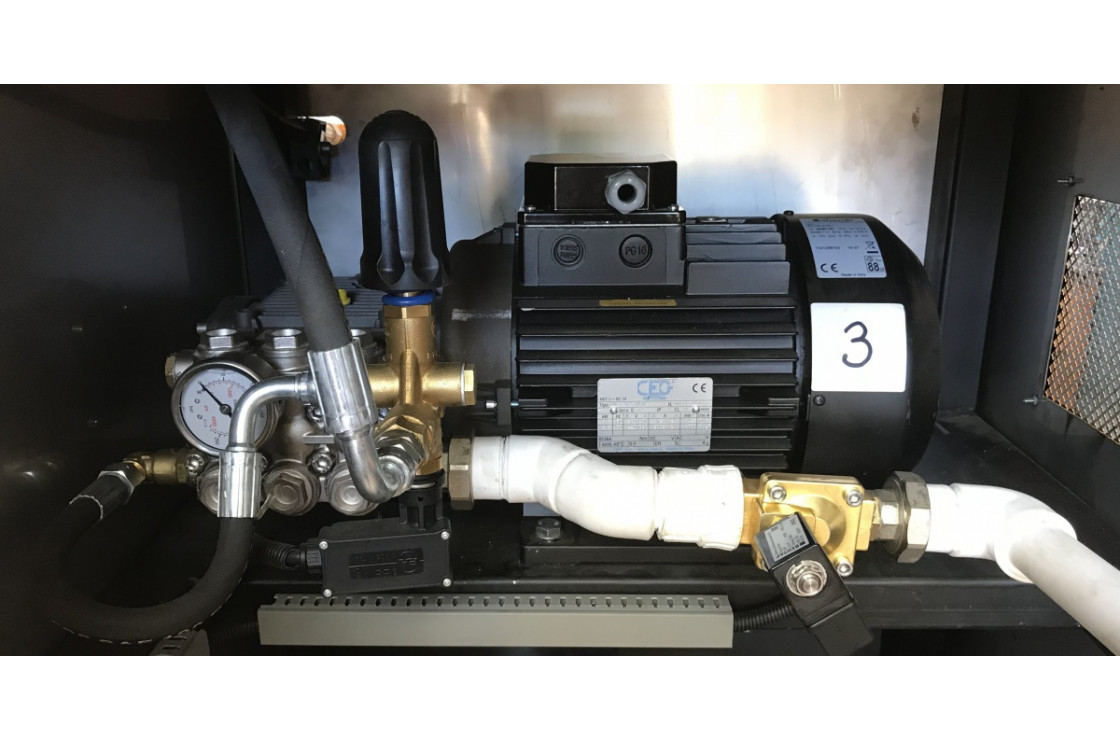 Установка 3 насоса 100 л/мин 150 бар 85 С с подачей 2-х моющих средств + насос для мойки люков.